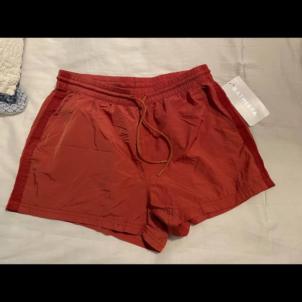 Athleta brand-new expedition short in rust red color